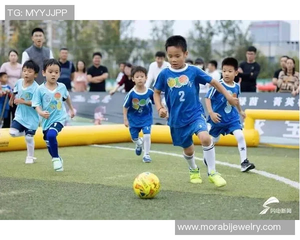 儿童同款足球明星鞋子让小球员尽享运动乐趣与时尚风采 儿童同款足球明星鞋子让小球员尽享运动乐趣与时尚风采